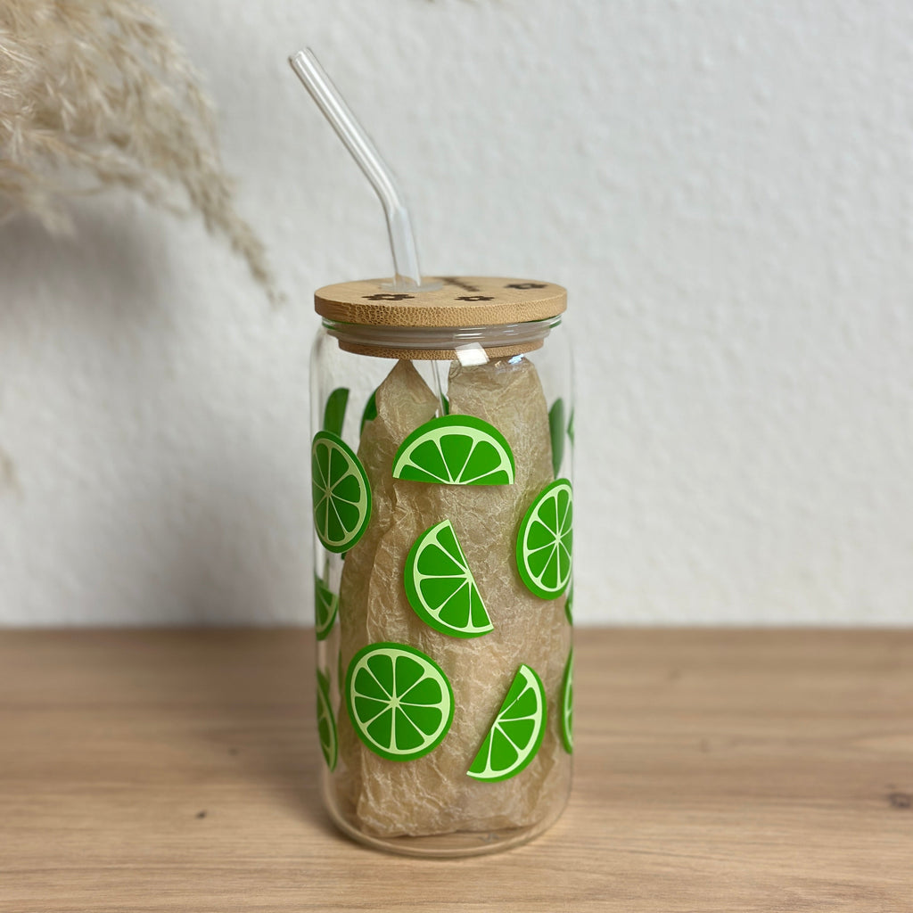 Glasbecher_Früchte_Limettenscheiben_mit_Strohhalm_gebogen