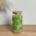 Glasbecher_Früchte_Limettenscheiben_mit_Strohhalm_gebogen