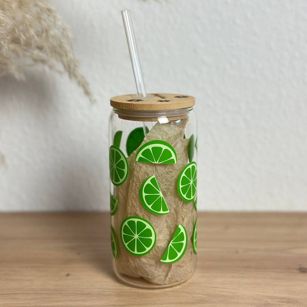 Glasbecher_Früchte_Limettenscheiben_mit_Strohhalm_gerade