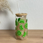 Glasbecher_Früchte_Limettenscheiben_mit_Strohhalm_gerade