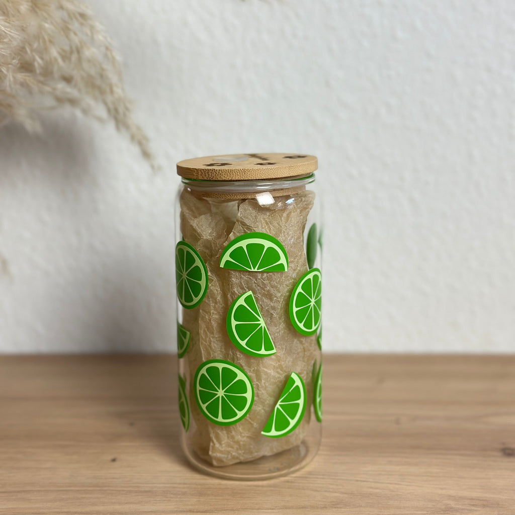 Glasbecher_Früchte_Limettenscheiben_ohne_Strohhalm