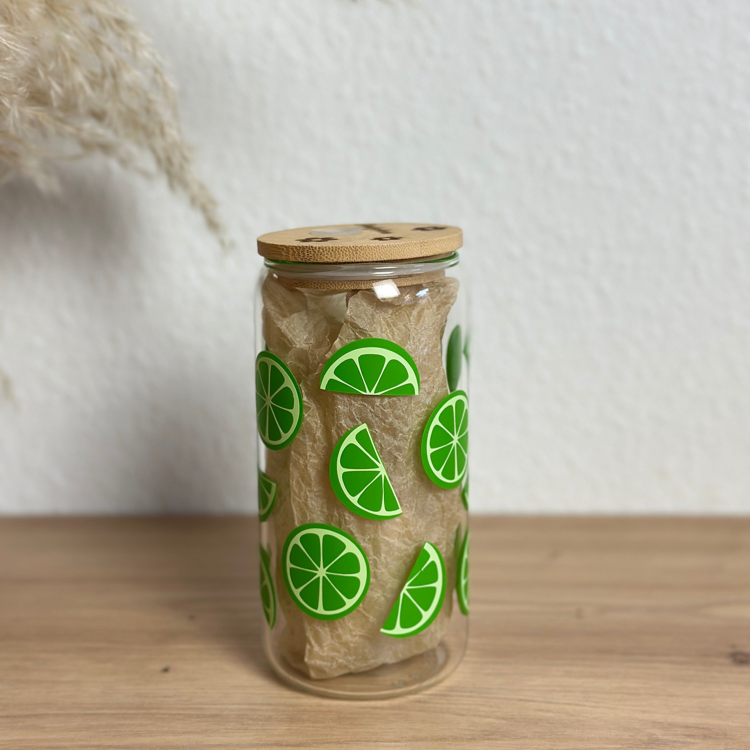 Glasbecher_Früchte_Limettenscheiben_ohne_Strohhalm