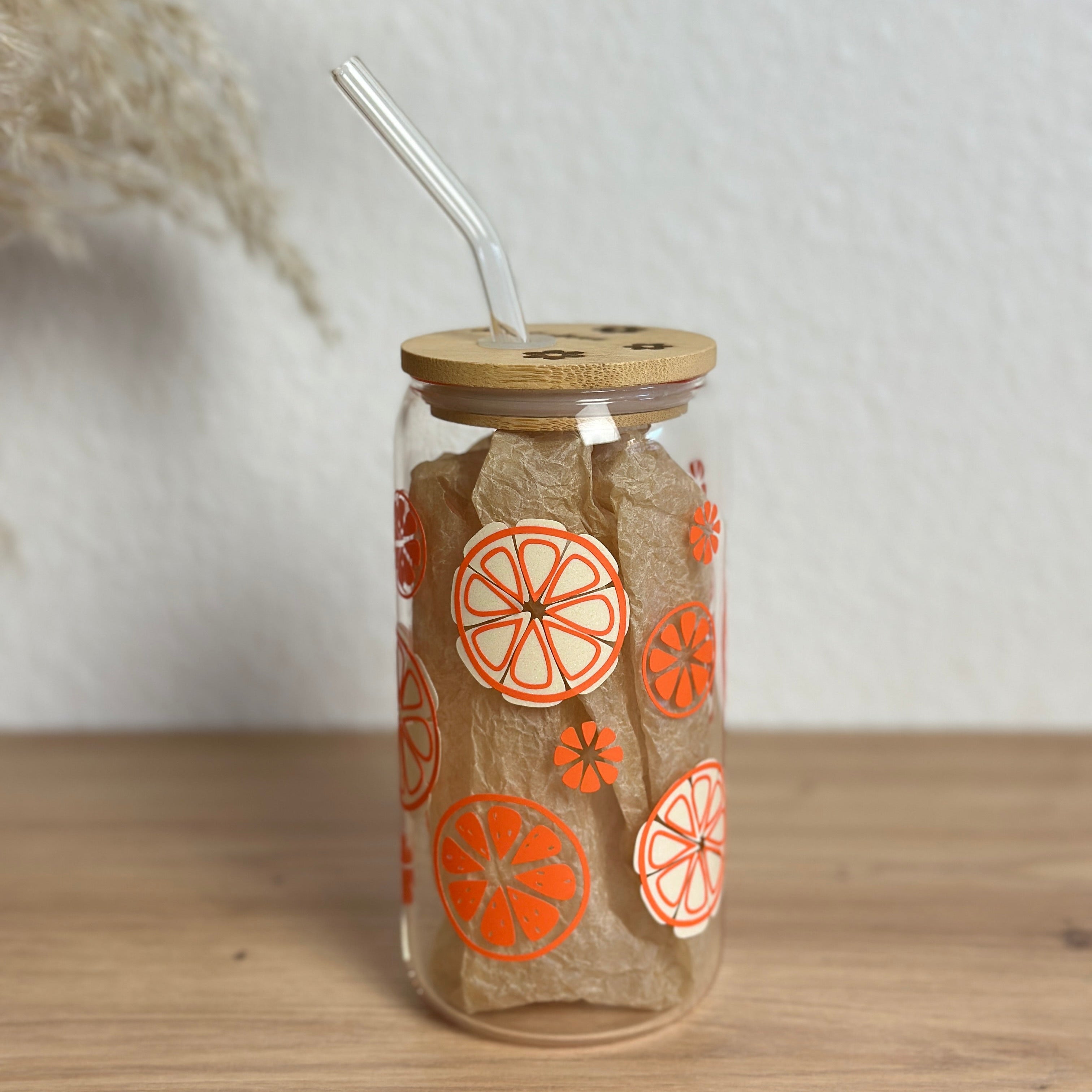 Glasbecher_Früchte_Orangen_mit_Strohhalm_gebogen