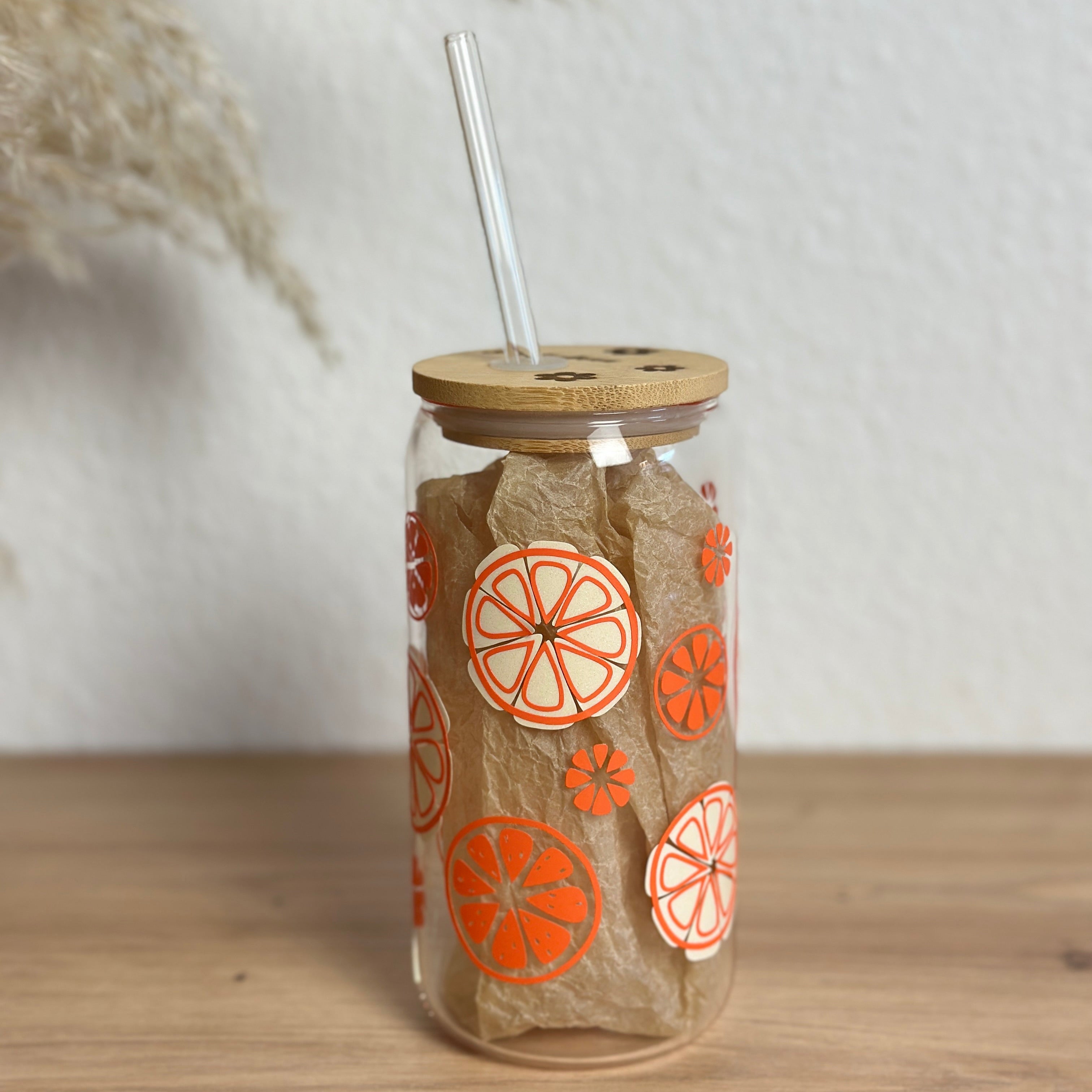 Glasbecher_Früchte_Orangen_mit_Strohhalm_gerade