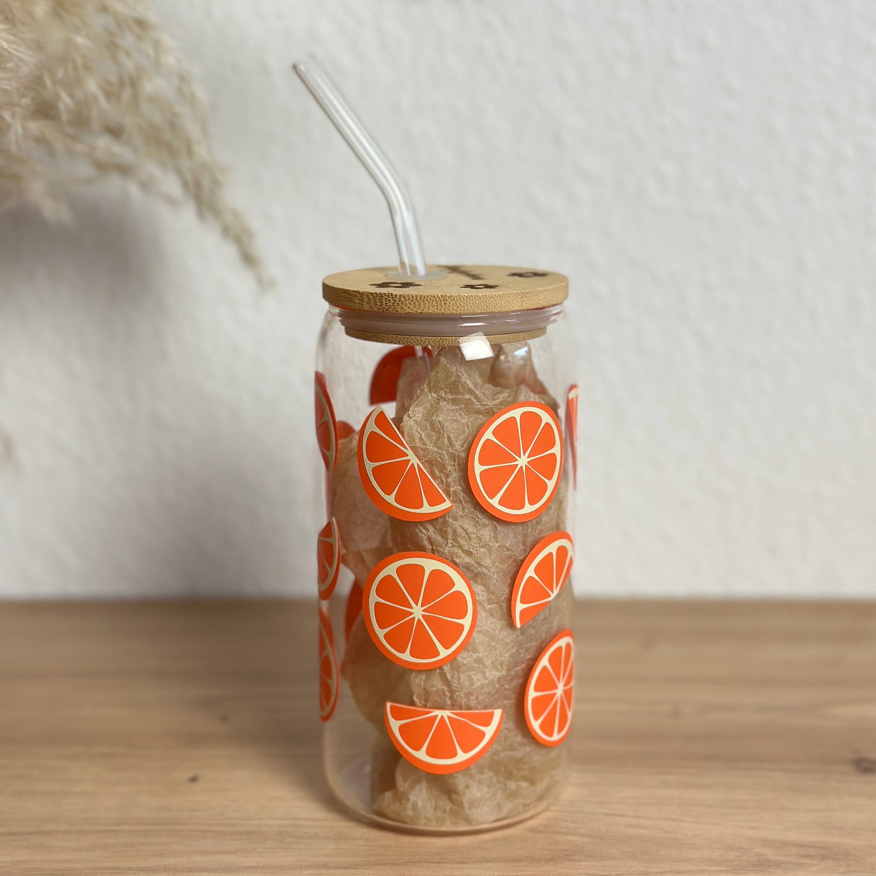 Glasbecher_Früchte_Orangenscheiben_mit_Strohhalm_gebogen