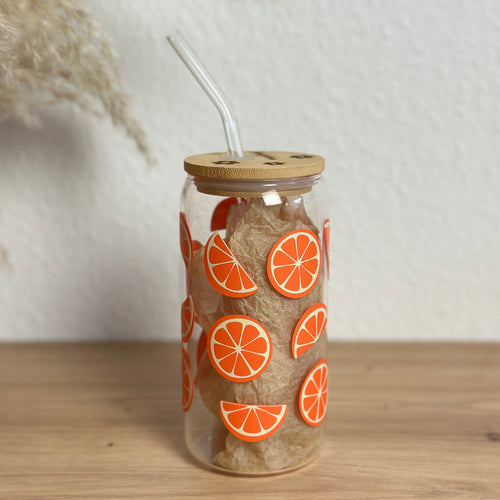 Glasbecher_Früchte_Orangenscheiben_mit_Strohhalm_gebogen