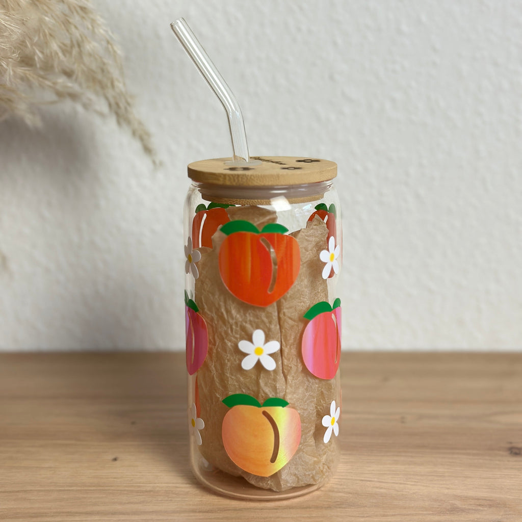 Glasbecher_Früchte_Pfirsich_mit_Strohhalm_gebogen