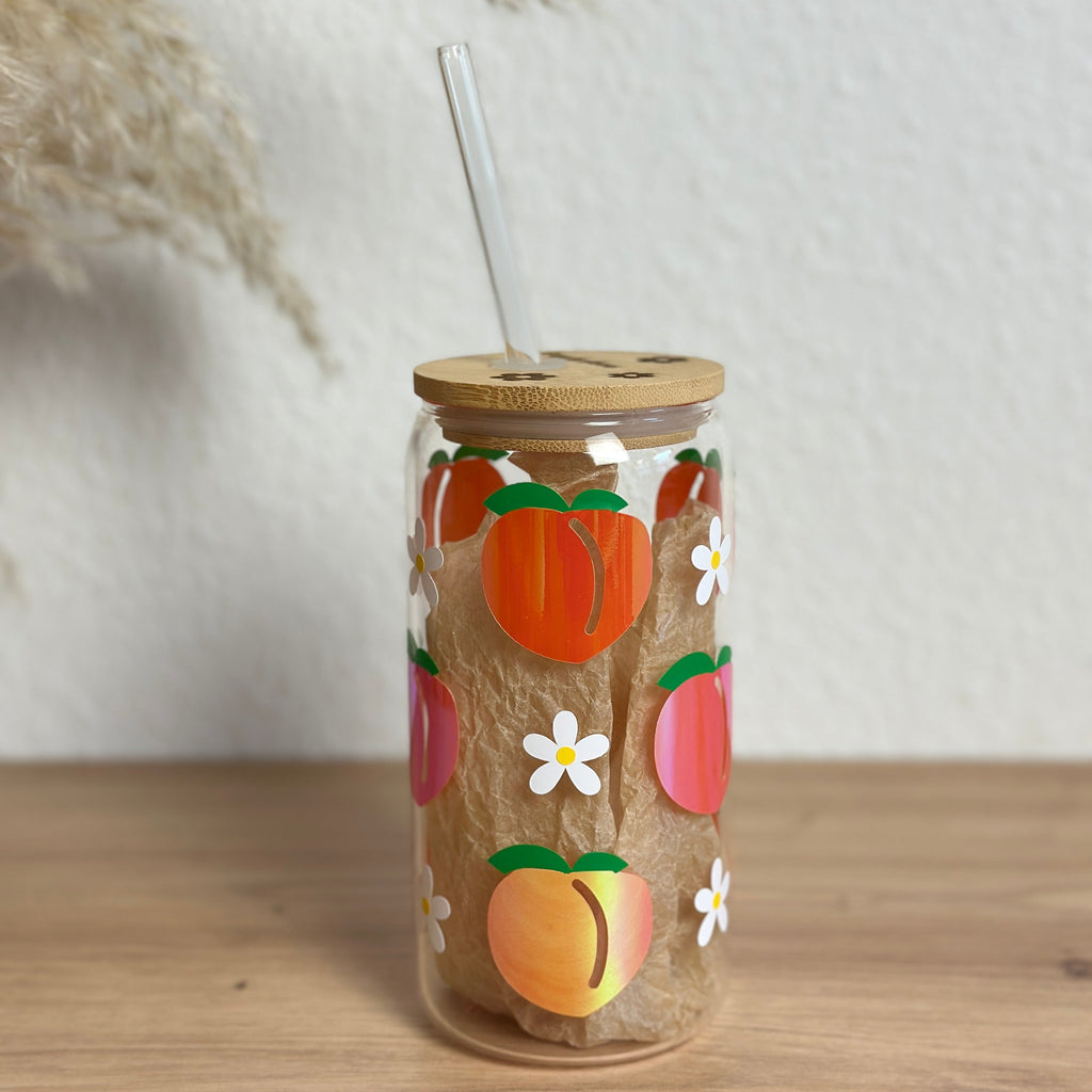 Glasbecher_Früchte_Pfirsich_mit_Strohhalm_gerade