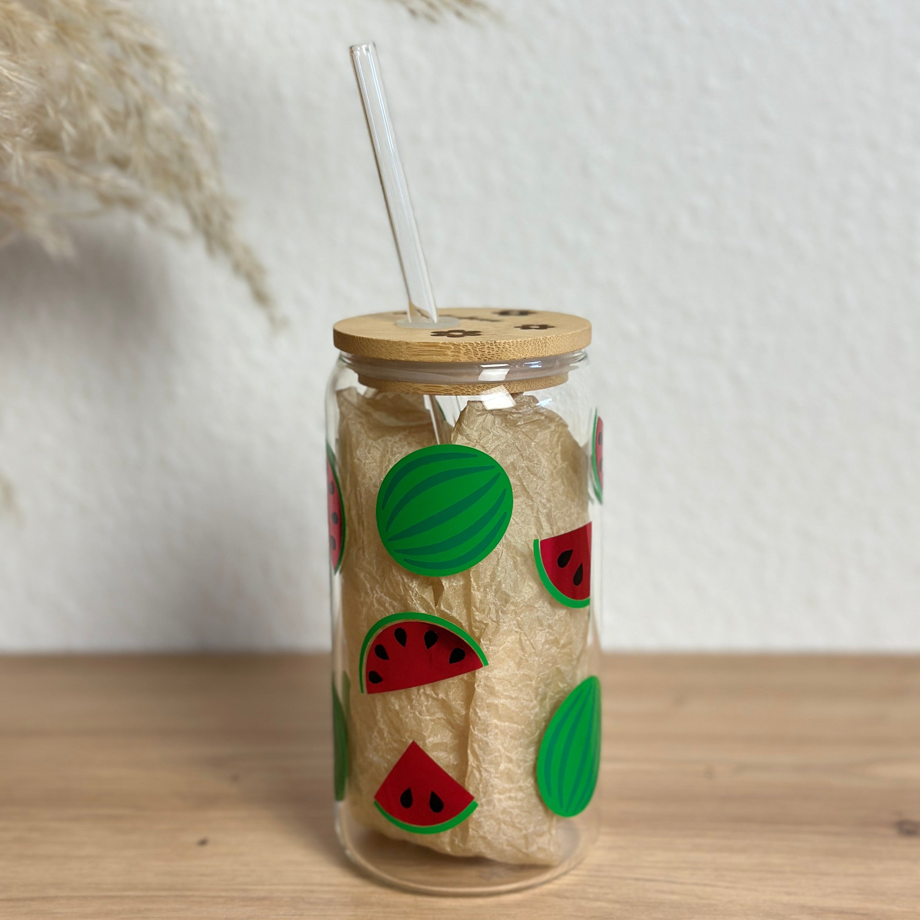 Glasbecher_Früchte_Wassermelone_mit_Strohhalm_gerade