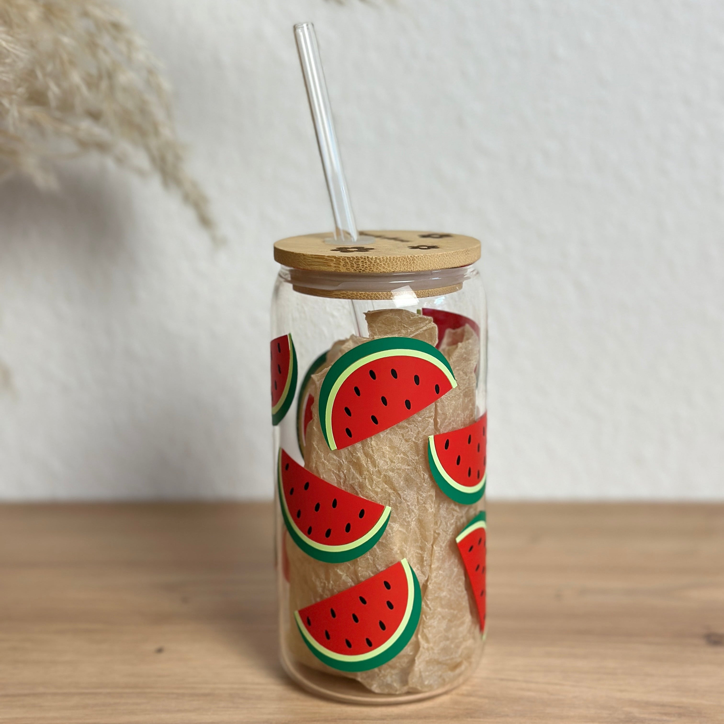 Glasbecher_Früchte_Wassermelonenscheiben_mit_Strohhalm_gerade