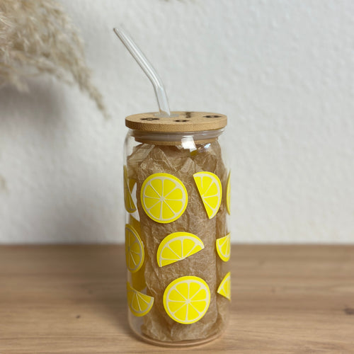 Glasbecher_Früchte_Zitronenscheiben_mit_Strohhalm_gebogen