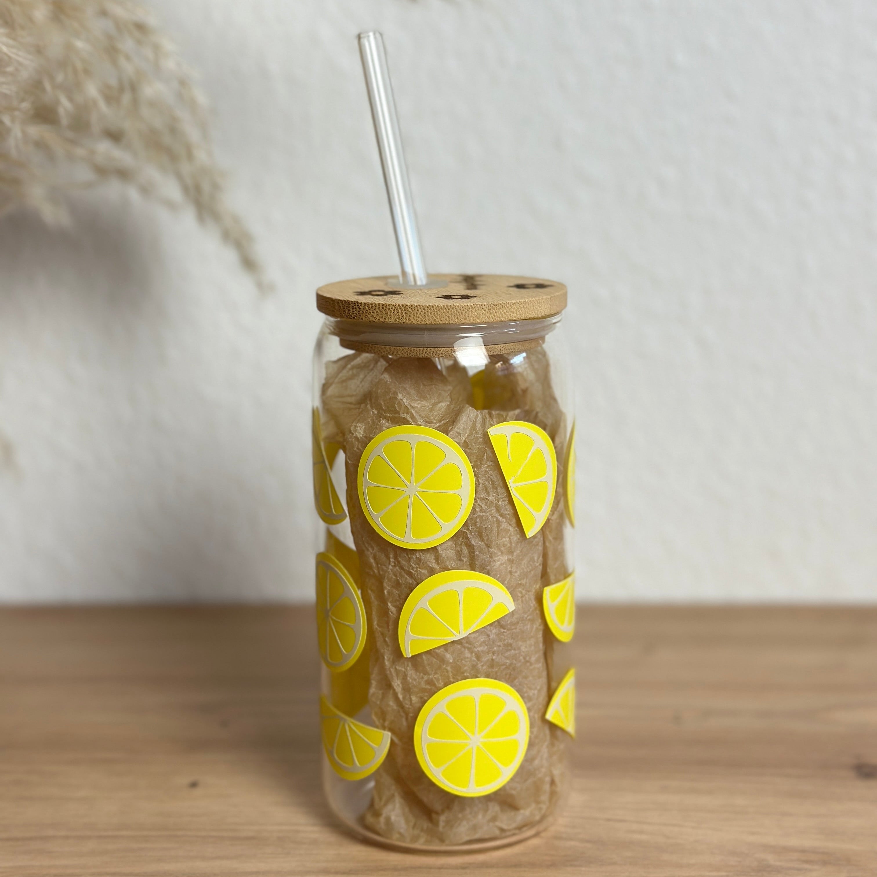 Glasbecher_Früchte_Zitronenscheiben_mit_Strohhalm_gerade