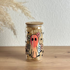 Glasbecher mit Halloween-Geist-Design in schimmerndem Orange mit Blumen und Sternen und Bambusdeckel, ohne Strohhalm, 500 ml Eiskaffee-Glas von Momentwerk Studio