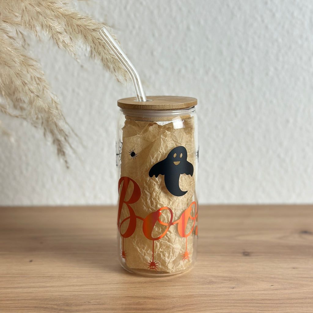 Glasbecher mit Halloween-Geist-Design in Schwarz und Orange, mit gebogenem Glasstrohhalm und Bambusdeckel, 500 ml Smoothie-Glas von Momentwerk Studio