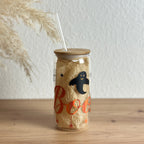 Glasbecher mit Halloween-Boo-Schriftzug in Orange, mit geradem Glasstrohhalm und Bambusdeckel, 500 ml Iced-Coffee-Glas von Momentwerk Studio