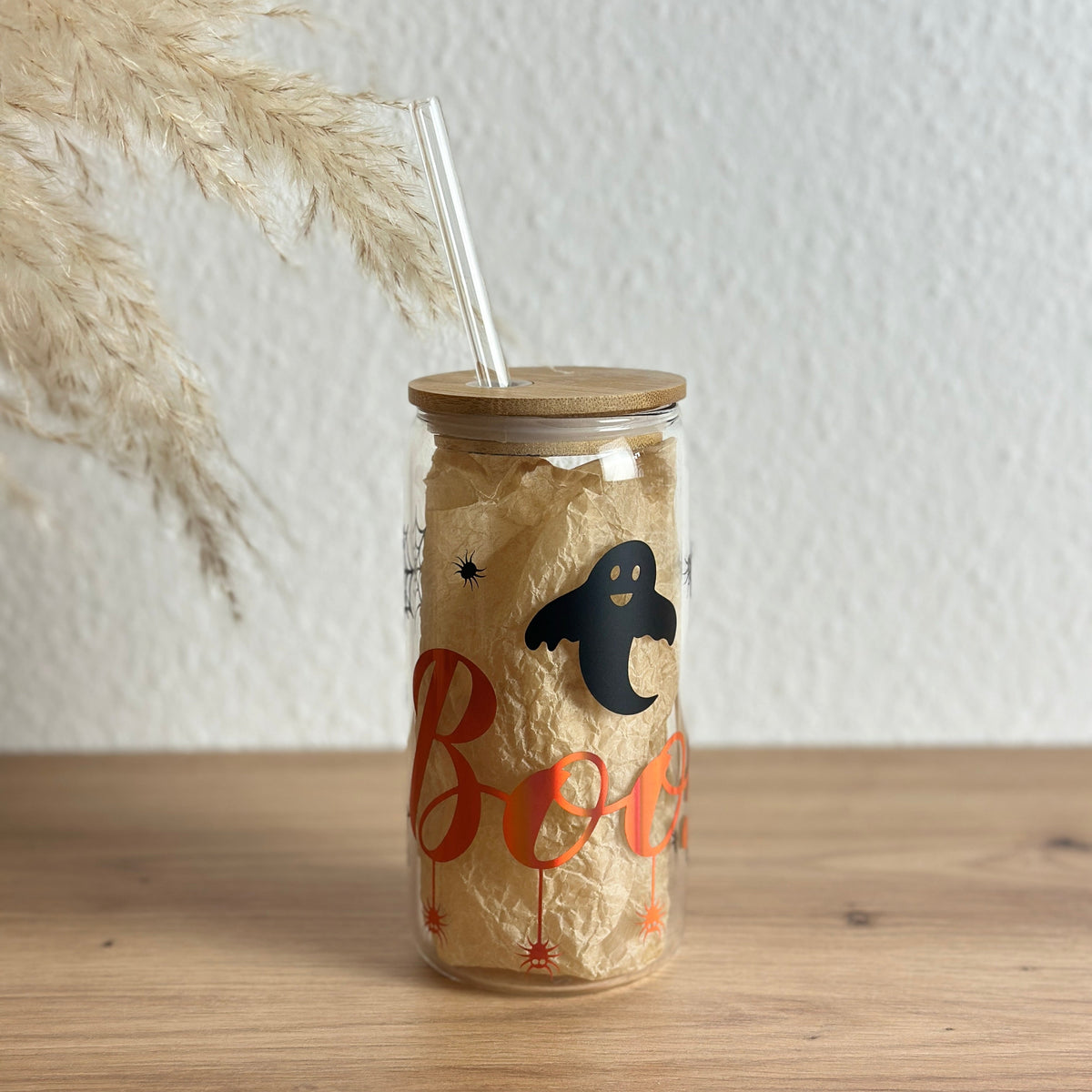 Glasbecher mit Halloween-Boo-Schriftzug in Orange, mit geradem Glasstrohhalm und Bambusdeckel, 500 ml Iced-Coffee-Glas von Momentwerk Studio