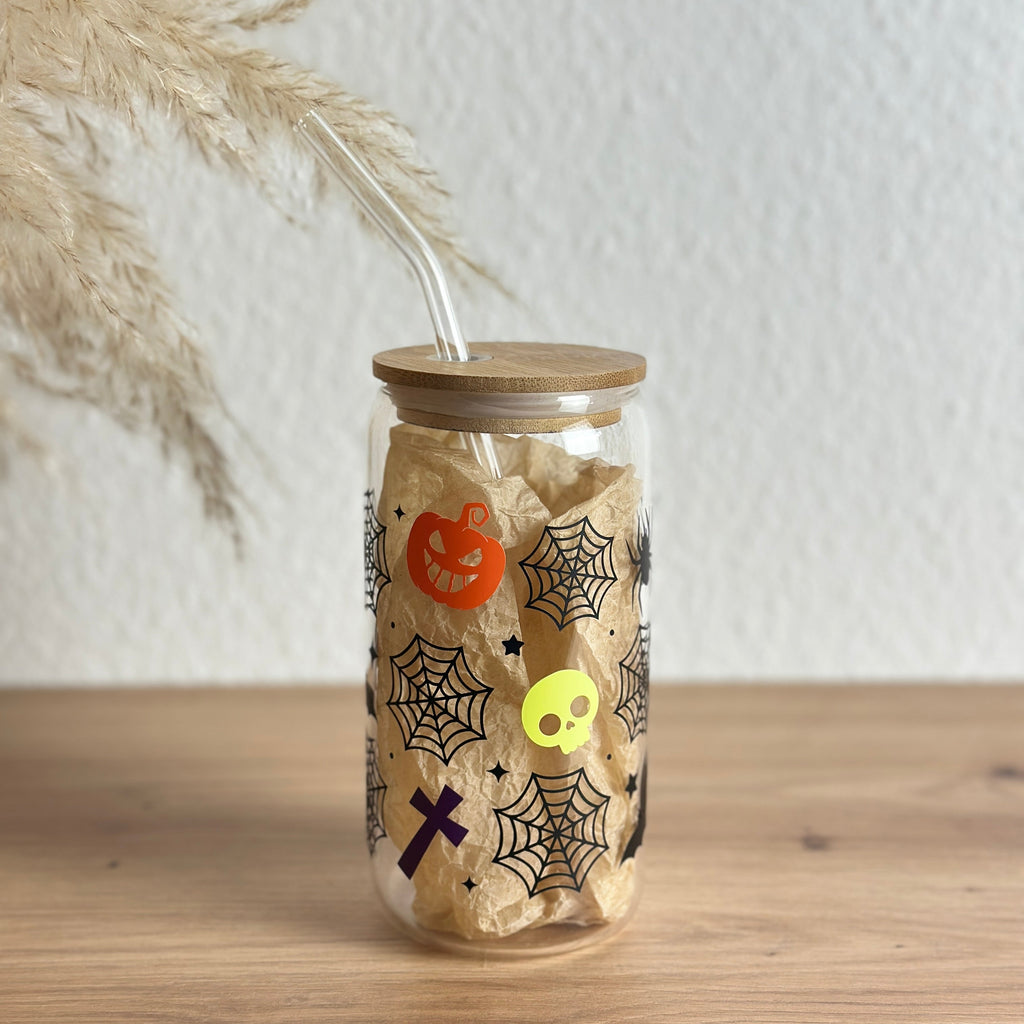 Glasbecher mit Halloween-Spinnennetz-Design und gebogenem Glasstrohhalm unter dem Bambusdeckel, 500 ml Iced-Coffee-Glas von Momentwerk Studio