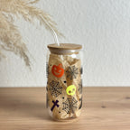 Glasbecher mit Halloween-Spinnennetz-Design und gebogenem Glasstrohhalm unter dem Bambusdeckel, 500 ml Iced-Coffee-Glas von Momentwerk Studio