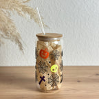 Glasbecher mit Halloween-Spinnennetz-Design und geradem Glasstrohhalm unter dem Bambusdeckel, 500 ml Smoothie- und Matcha-Glas von Momentwerk Studio