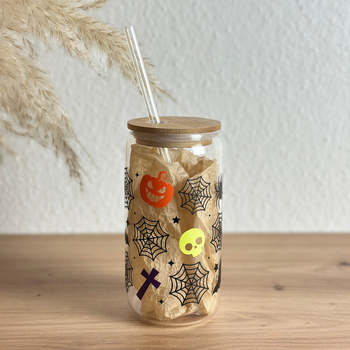 Glasbecher mit Halloween-Spinnennetz-Design und geradem Glasstrohhalm unter dem Bambusdeckel, 500 ml Smoothie- und Matcha-Glas von Momentwerk Studio
