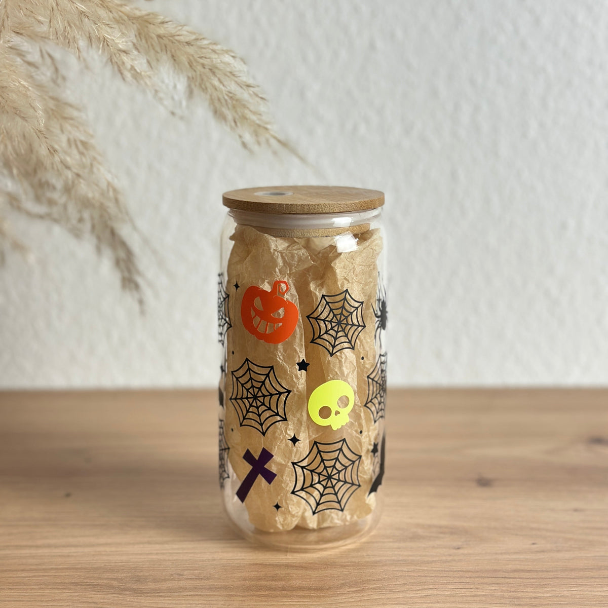 Glasbecher mit Halloween-Spinnennetz-Design in Schwarz, Orange und Neongelb, ohne Strohhalm und mit Bambusdeckel, 500 ml Matcha- und Kaffeeglas von Momentwerk Studio
