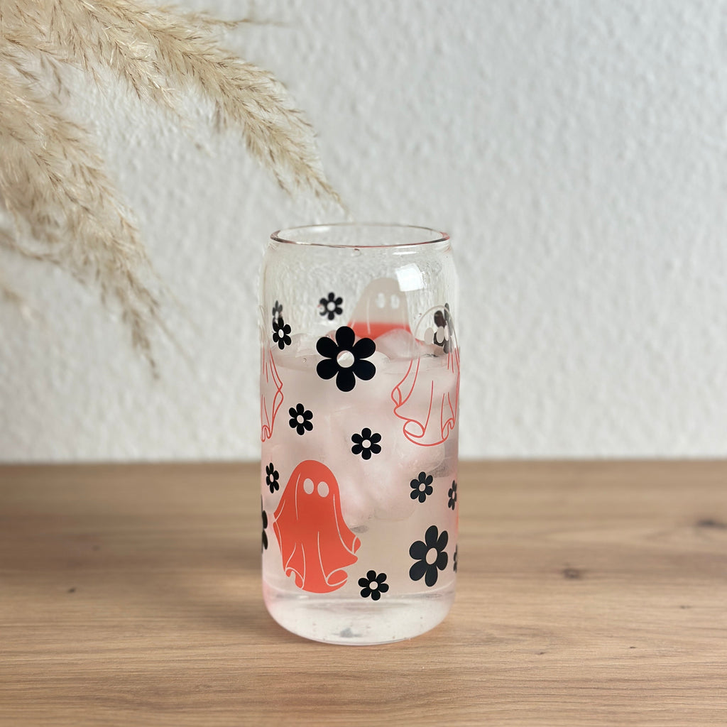 Farbwechselnder Glasbecher mit Gespenst- und Blumen-Design in aktiviertem Orange, gefüllt mit kaltem Getränk, 500 ml Iced-Coffee-Glas von Momentwerk Studio