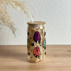 Glasbecher mit holografischem Halloween-Gespenst-Design und Sternen, mit gebogenem Glasstrohhalm und Bambusdeckel, 500 ml Smoothie-Glas von Momentwerk Studio