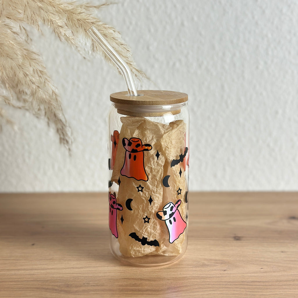 Glasbecher mit Halloween-Howdy-Geister-Design und Cowboyhüten, mit gebogenem Glasstrohhalm und Bambusdeckel, 500 ml Smoothie-Glas von Momentwerk Studio