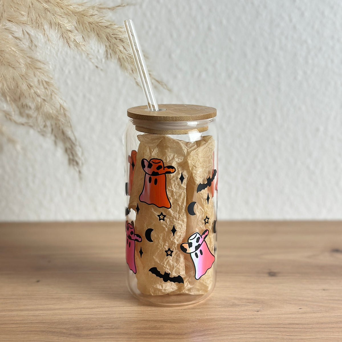 Glasbecher mit Halloween-Geister-Design mit Monden und Sternen, mit geradem Glasstrohhalm und Bambusdeckel, 500 ml Iced-Coffee-Glas von Momentwerk Studio