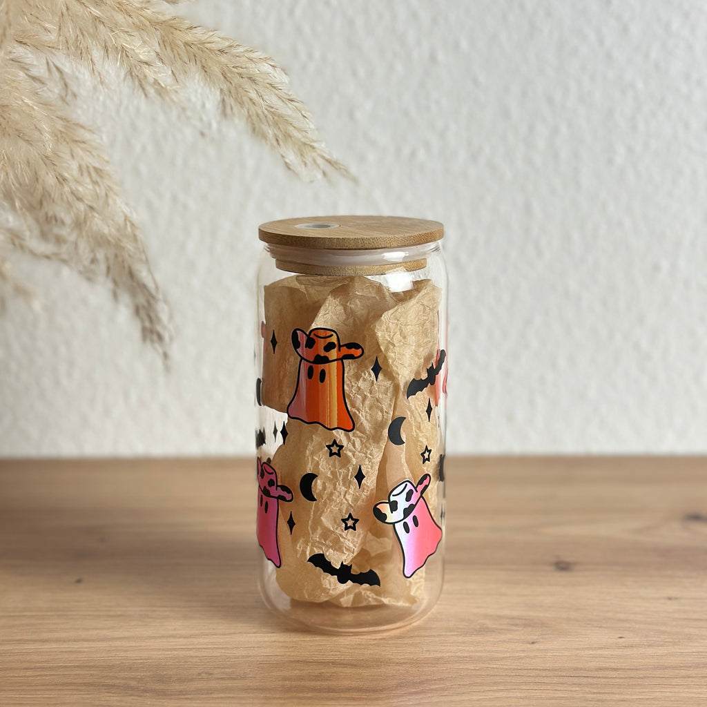 Glasbecher mit Halloween-Cowboy-Geister-Design in schimmerndem Orange und Pink mit schwarzen Fledermäusen und Bambusdeckel, ohne Strohhalm, 500 ml Eiskaffee-Glas von Momentwerk Studio