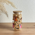 Glasbecher mit Halloween-Cowboy-Geister-Design in schimmerndem Orange und Pink mit schwarzen Fledermäusen und Bambusdeckel, ohne Strohhalm, 500 ml Eiskaffee-Glas von Momentwerk Studio