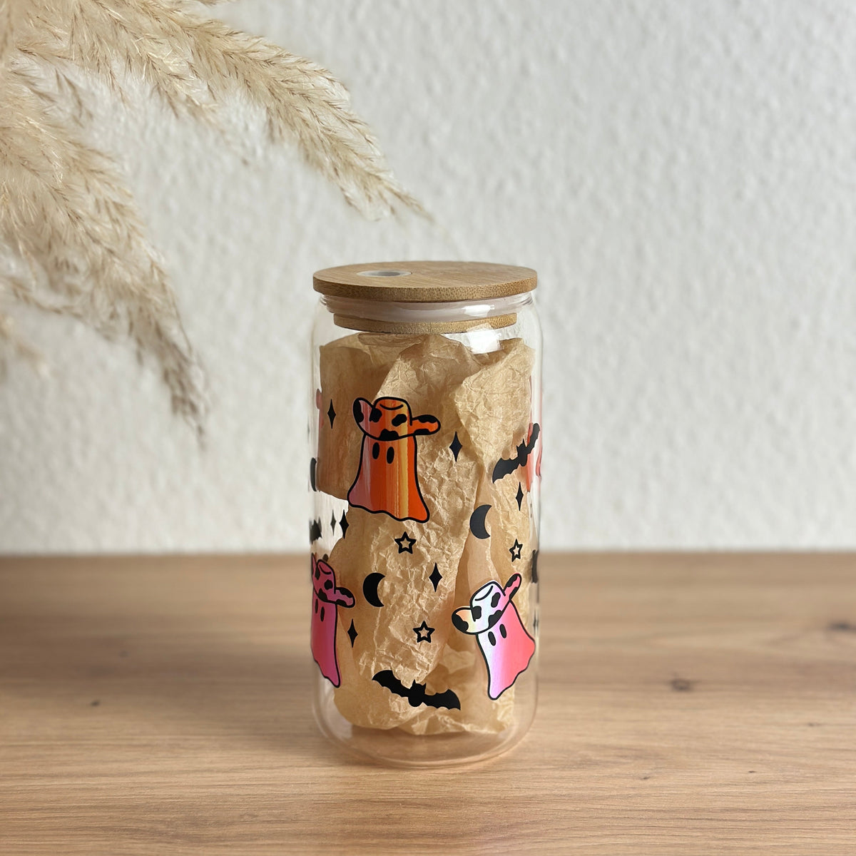 Glasbecher mit Halloween-Cowboy-Geister-Design in schimmerndem Orange und Pink mit schwarzen Fledermäusen und Bambusdeckel, ohne Strohhalm, 500 ml Eiskaffee-Glas von Momentwerk Studio