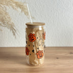 Halloween Trinkglas mit lachenden Kürbissen und Geistern, Bambusdeckel und Glasstrohhalm, 500 ml Smoothie-Glas auf Holztisch von Momentwerk Studio
