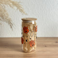Glasbecher mit Kürbis-Geister-Halloween-Design in Orange und Weiß und Bambusdeckel, 500 ml Eiskaffee-Glas ohne Strohhalm von Momentwerk Studio