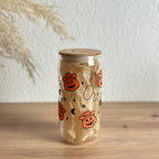 Glasbecher mit Kürbis-Geister-Halloween-Design in Orange und Weiß und Bambusdeckel, 500 ml Eiskaffee-Glas ohne Strohhalm von Momentwerk Studio