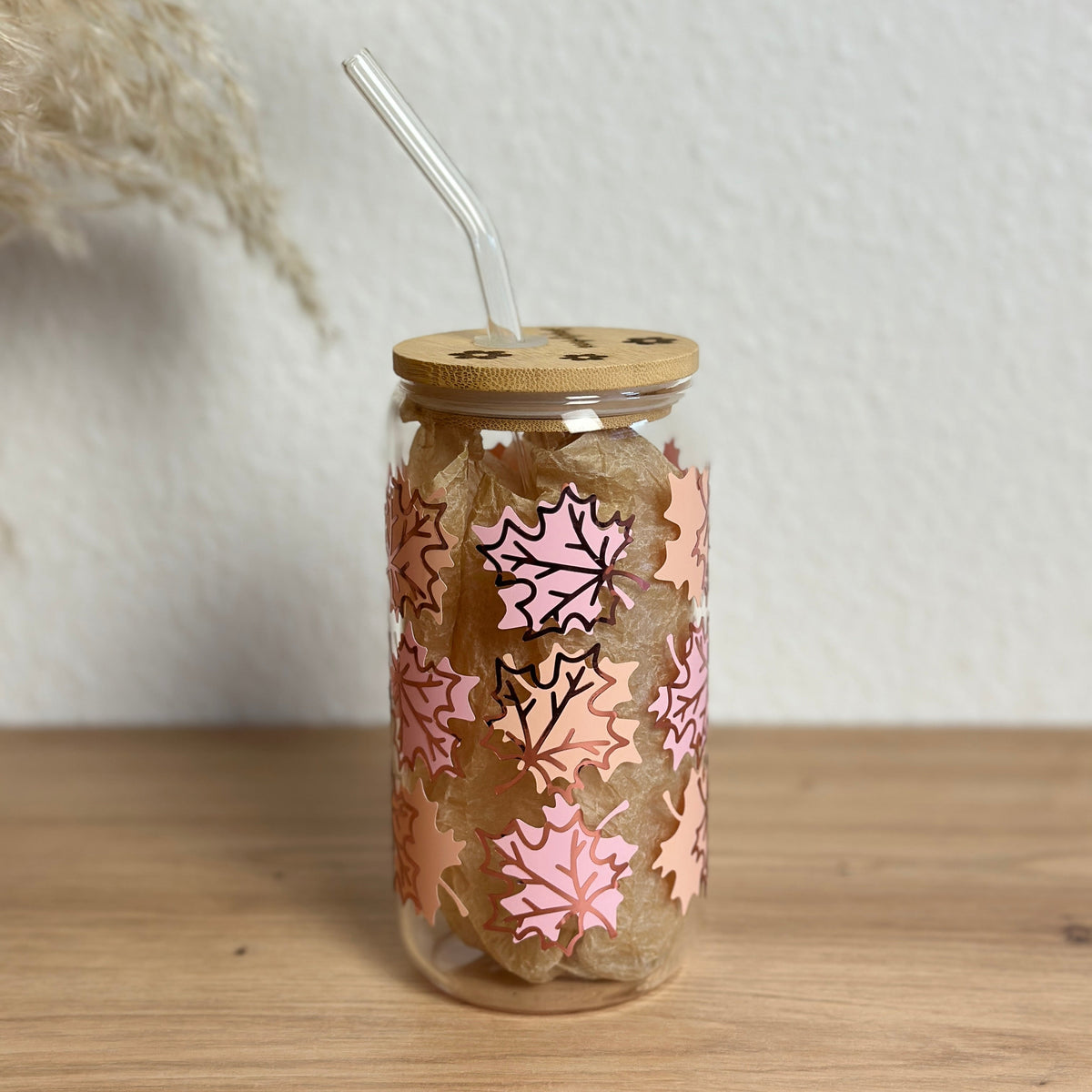 Glasbecher mit Ahornblätter-Design in Rosatönen, Bambusdeckel und gebogenem Glasstrohhalm, 500 ml Iced-Coffee-Glas von Momentwerk Studio