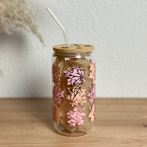 Glasbecher mit Ahornblätter-Design in Rosatönen, Bambusdeckel und gebogenem Glasstrohhalm, 500 ml Iced-Coffee-Glas von Momentwerk Studio