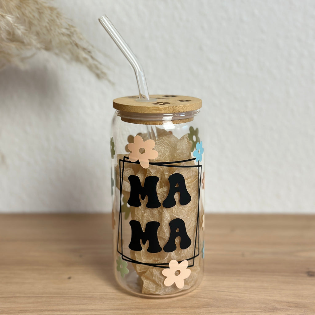 Glasbecher mit MAMA-Design und bunten Blumen, Bambusdeckel mit gebogenem Glasstrohhalm, 500 ml Matcha- und Iced-Coffee-Glas von Momentwerk Studio
