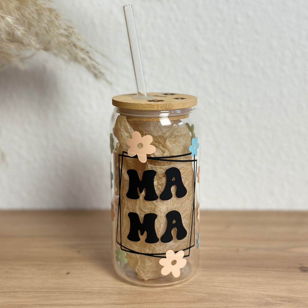 Glasbecher mit MAMA-Design und bunten Blumen, Bambusdeckel mit geradem Glasstrohhalm, 500 ml Kaffee- und Teeglas von Momentwerk Studio