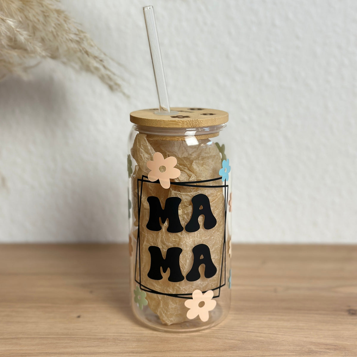 Glasbecher mit MAMA-Design und bunten Blumen, Bambusdeckel mit geradem Glasstrohhalm, 500 ml Kaffee- und Teeglas von Momentwerk Studio