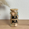 Glasbecher mit MAMA-Design und bunten Blumen, Bambusdeckel ohne Strohhalm, 500 ml Kaffeeglas von Momentwerk Studio