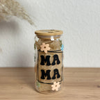 Glasbecher mit MAMA-Design und bunten Blumen, Bambusdeckel ohne Strohhalm, 500 ml Kaffeeglas von Momentwerk Studio