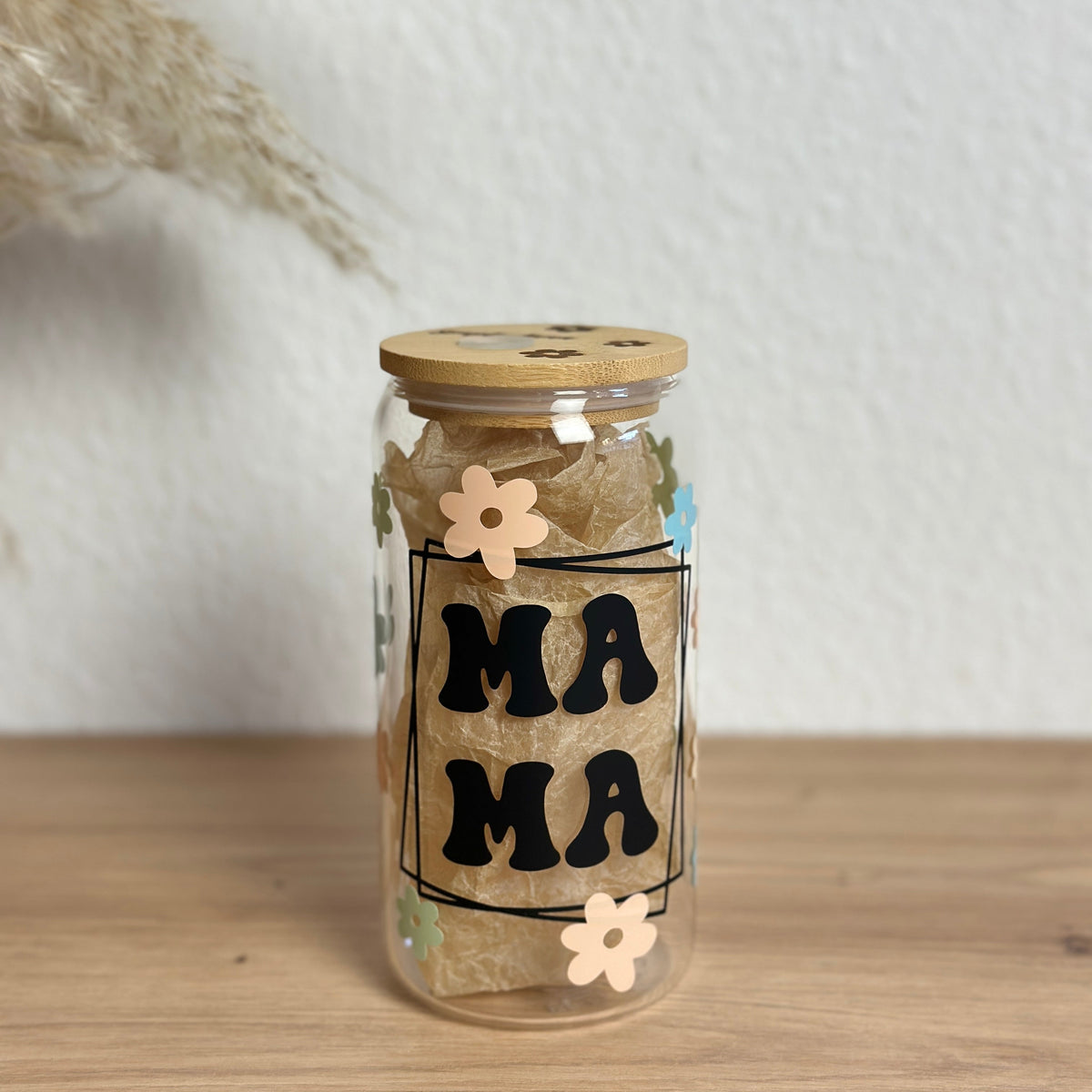 Glasbecher mit MAMA-Design und bunten Blumen, Bambusdeckel ohne Strohhalm, 500 ml Kaffeeglas von Momentwerk Studio