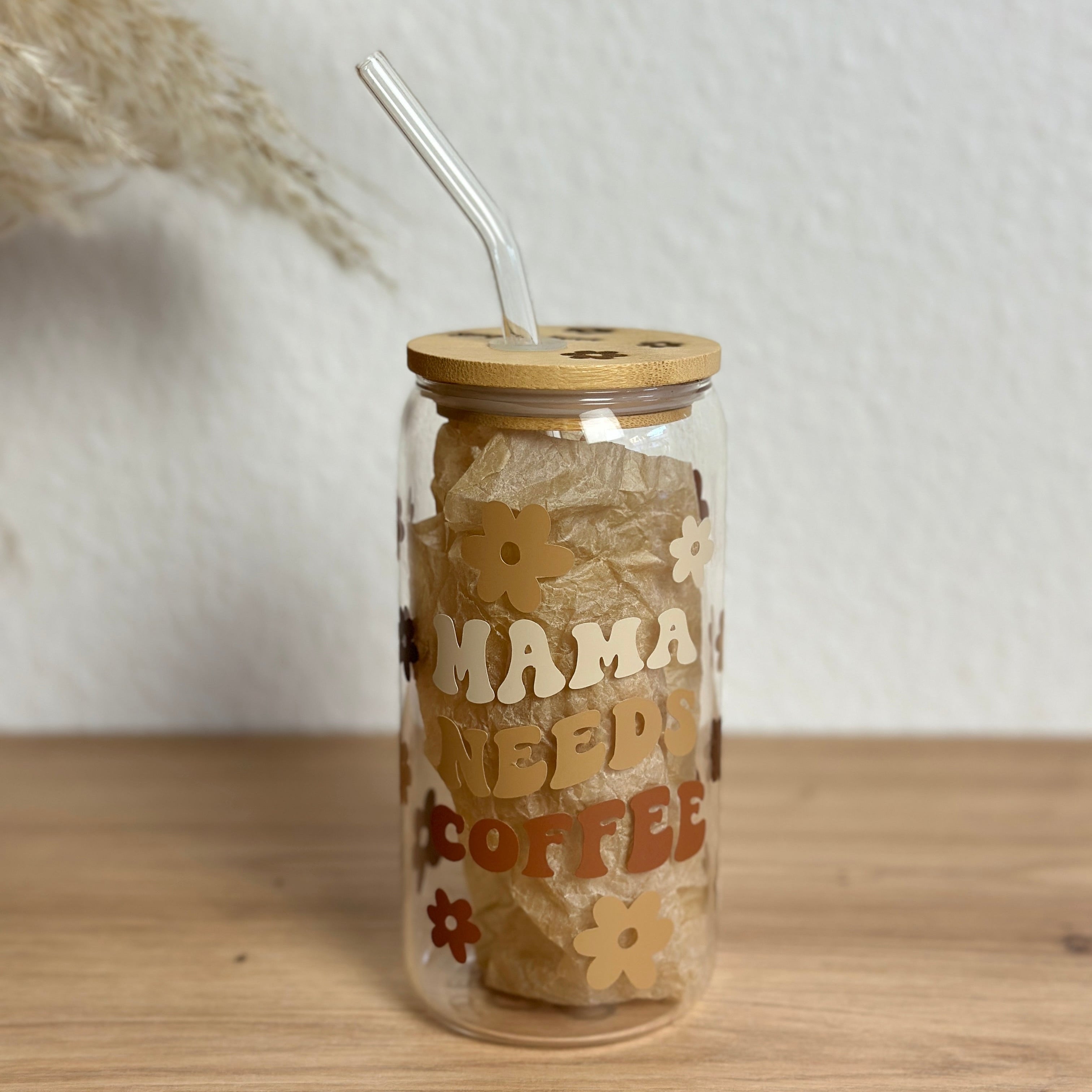 Glasbecher_Mama_Needs_Coffee_braun_mit_Strohhalm_gebogen
