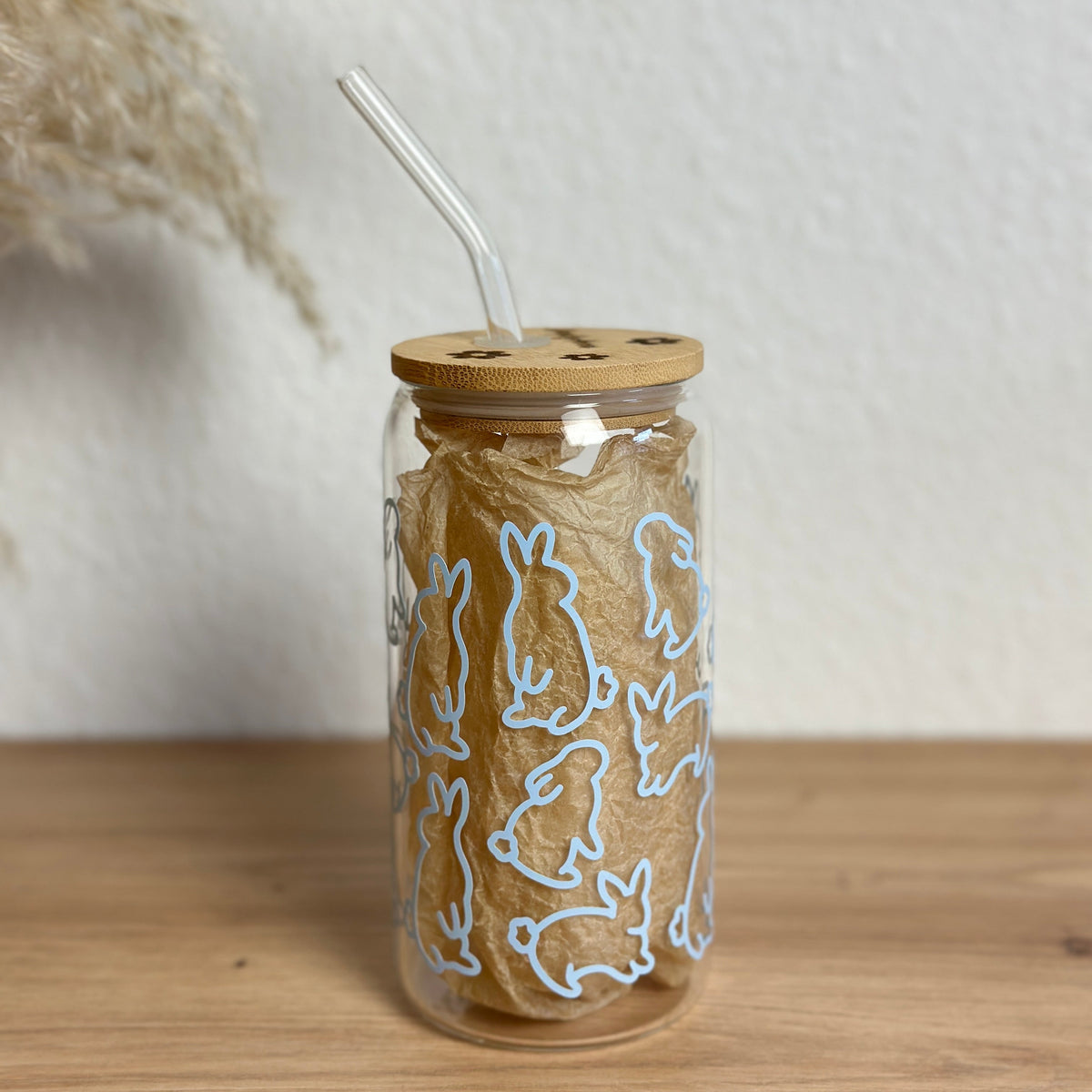 Osterhasen-Glasbecher mit Bambusdeckel und geradem Glasstrohhalm, 500 ml Matchaglas von Momentwerk Studio, Frontansicht