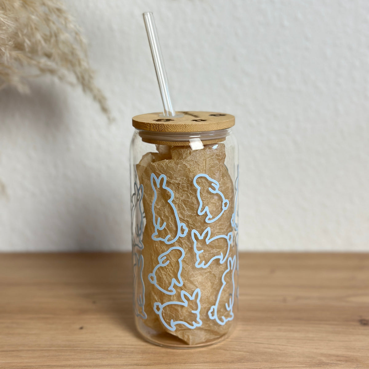 Trinkglas mit umlaufendem Osterhasen-Muster und Bambusdeckel, 500 ml Iced-Coffee-Glas von Momentwerk Studio, Seitenansicht