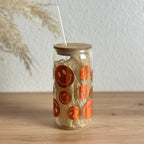 Smiley-Glasbecher mit orangefarbenen Retro-Smileys und Bambusdeckel, 500 ml Matchaglas von Momentwerk Studio, Frontansicht