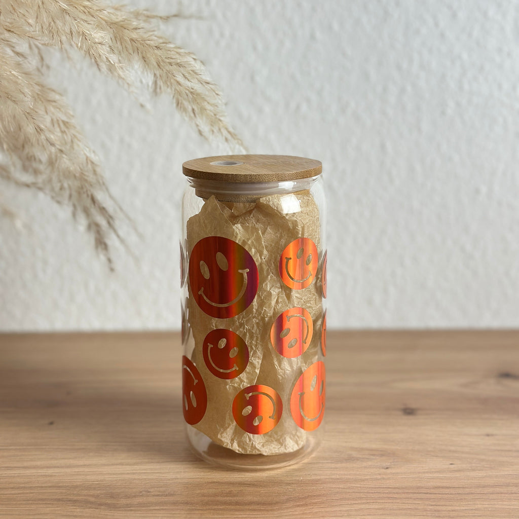 Glasbecher mit Smiley-Design in Coral Orange und Bambusdeckel, 500 ml Kaffeeglas mit Glasstrohhalm von Momentwerk Studio