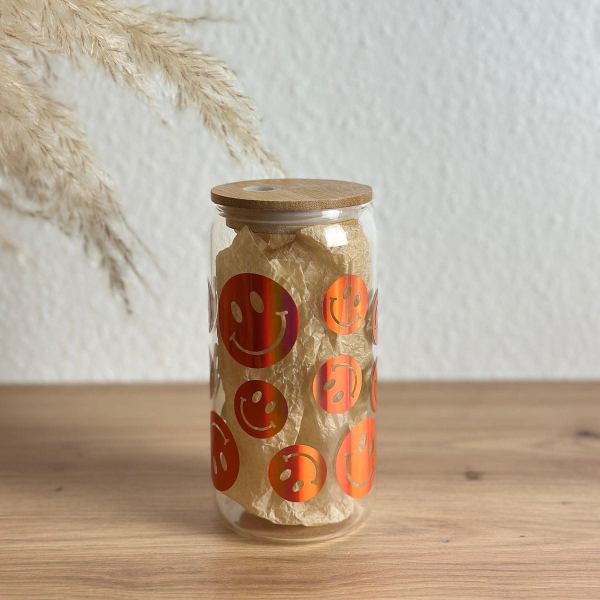 Glasbecher mit Smiley-Design in Coral Orange und Bambusdeckel, 500 ml Kaffeeglas mit Glasstrohhalm von Momentwerk Studio