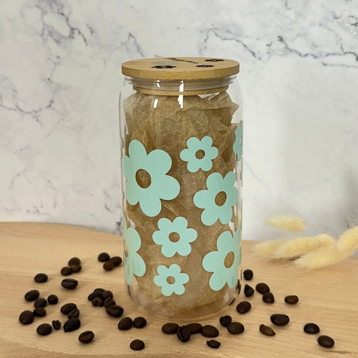 Glasbecher mit Farbwechsel-Daisyblüten-Design in Tiffany und Bambusdeckel, 500-ml-Kaffee- und Matchaglas von Momentwerk Studio